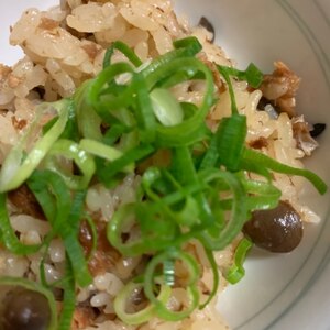 簡単で栄養満点！サバ缶と梅干しの炊き込みご飯